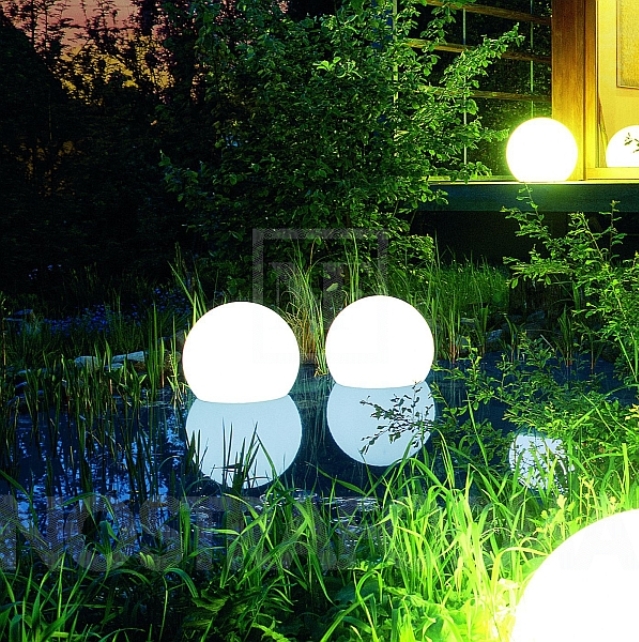 Outdoor_&_Garden-Lighting_Ideas- 2014_trends-Moonlight-MWV-floating-water-lamps